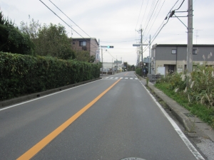 東　接道　南方向　信号は「永田」駅　入り口