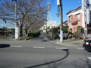 東側メイン道路より　南接道　西方向