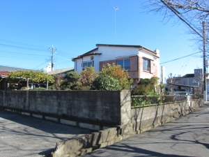 敷地南西側の様子　西側は駐車場です