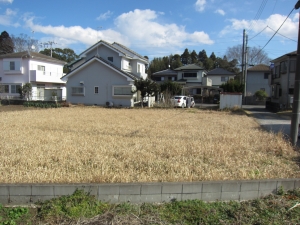 西側隣地より　敷地東方向を見る