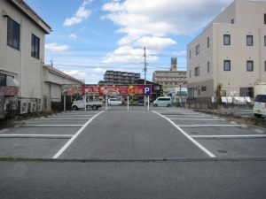 南　接道より　敷地　北方向（看板まで）