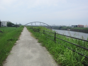 一宮川と遊歩道の様子　西方向