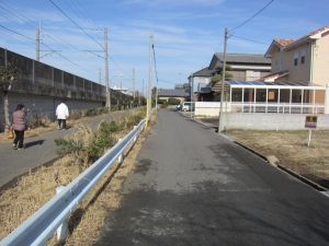 西　接道と自転車道の様子　北方向