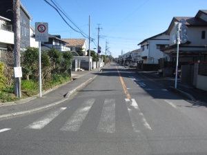 南　接道　東方向　歩道付