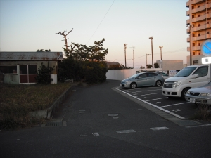 建物方向から南西駐車場