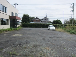 事務所棟　南側　駐車スペース　東接道方向