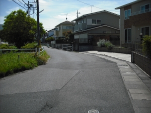 東方向から南接道