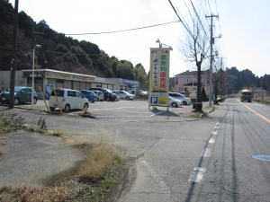 北西　接道より　店舗を見る