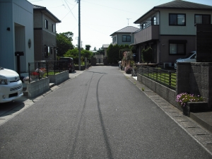 東方向から南接道