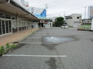 店舗　正面側　駐車スぺース