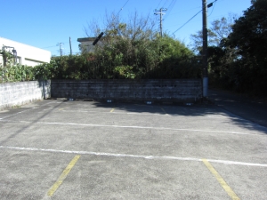 建物東側より　敷地東側　駐車場の様子