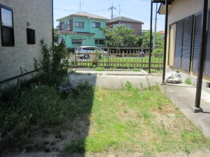 駐車場　奥側の庭の様子