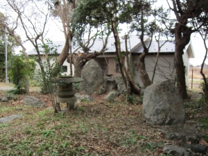 建物　西側に作られた庭の様子