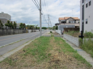 西　接道　北方向　敷地との間に緑地帯があります