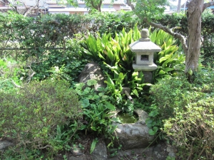 敷地　南側の灯篭と植栽