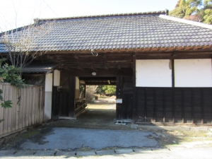 東南道路についた　長屋門です