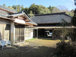 母屋と長屋門の位置関係　東方向を見る