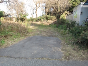 敷地　南側の駐車スペース