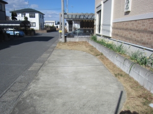 接道に沿った　駐車場