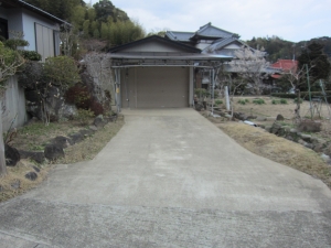 駐車スペースと車庫の様子　敷地中段当たり