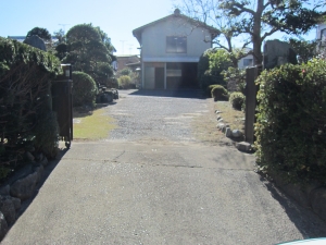 西　接道より　門扉　奥側が車庫になります